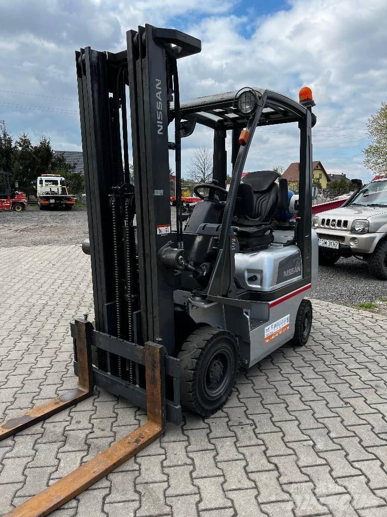 Nissan P1D1A18LQ Nestekaasutrukit