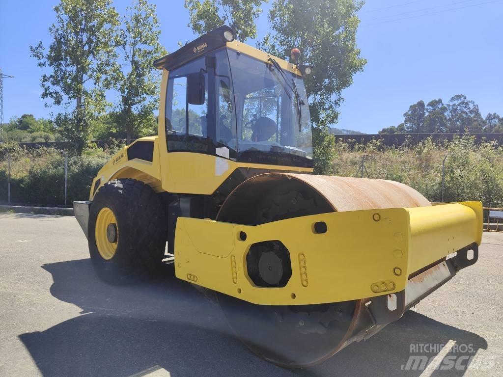 Bomag BW 211 D-50 Kumipyöräjyrät