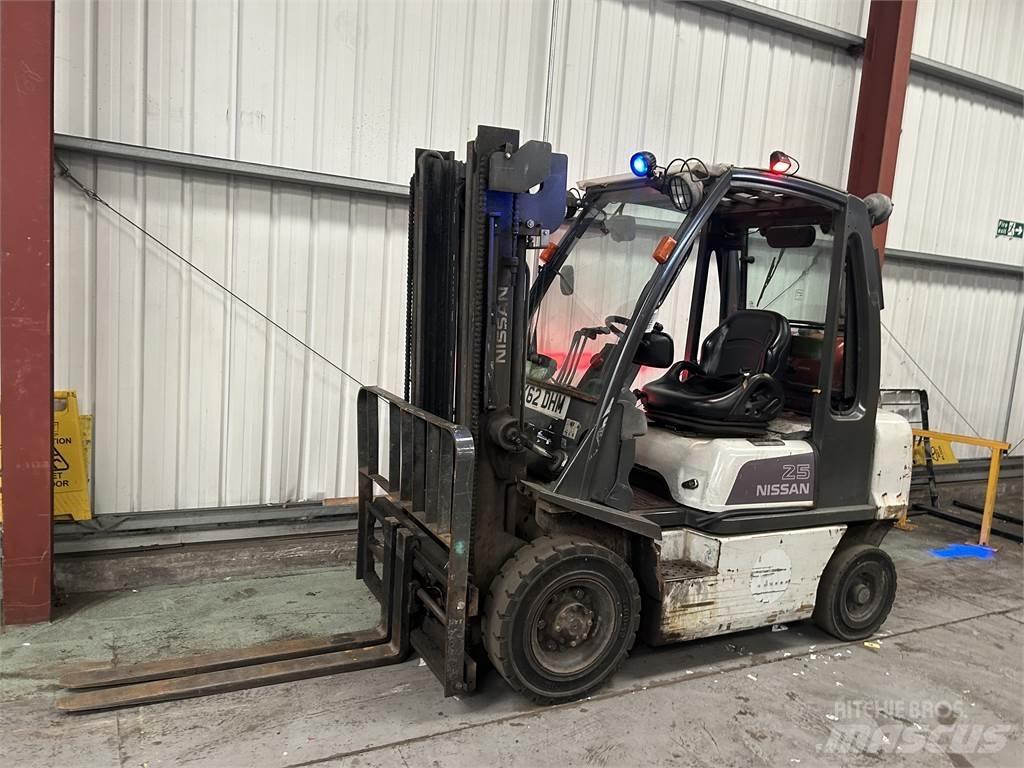 Nissan U1D2A25 Nestekaasutrukit