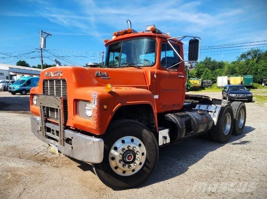 Mack R 688 ST Vetopöytäautot