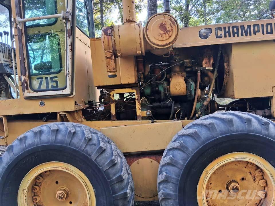 Champion 715 Tiehöylät