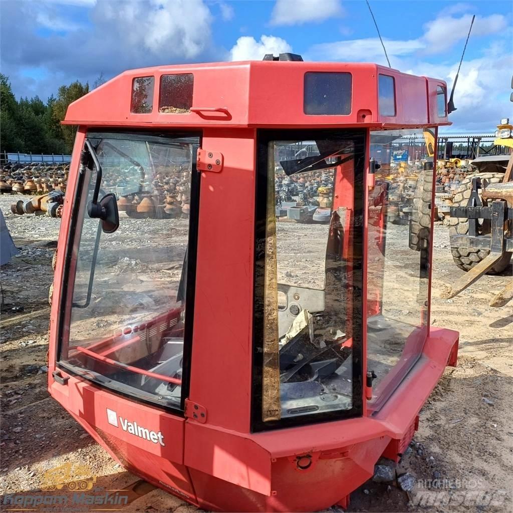 Valmet 941 Ohjaamo ja sisusta