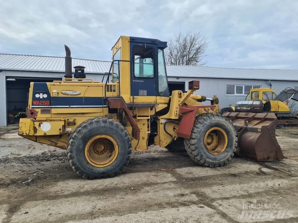 Komatsu WA 250 Pyöräkuormaajat