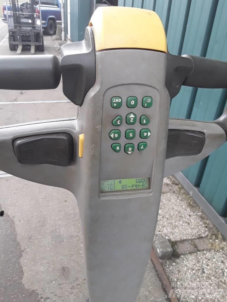 Nissan PLL160 Lavansiirtotrukit