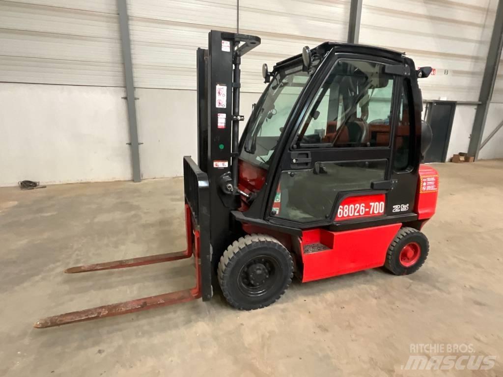 Nissan U1 D2 A 25 LQ Nestekaasutrukit