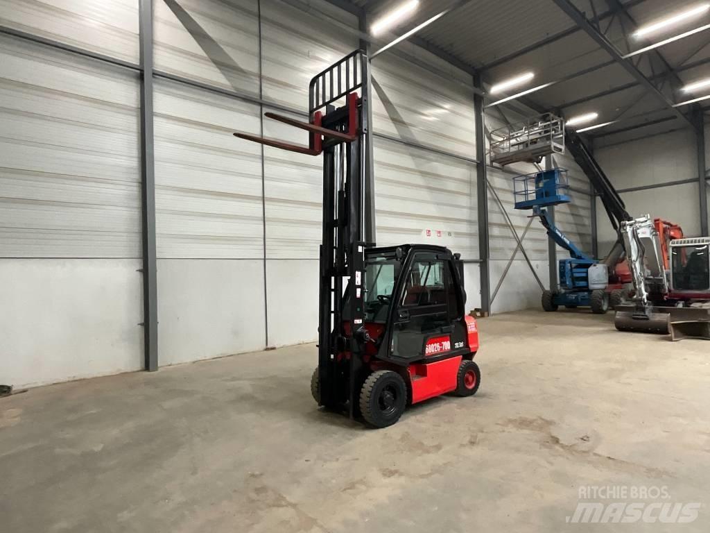 Nissan U1 D2 A 25 LQ Nestekaasutrukit