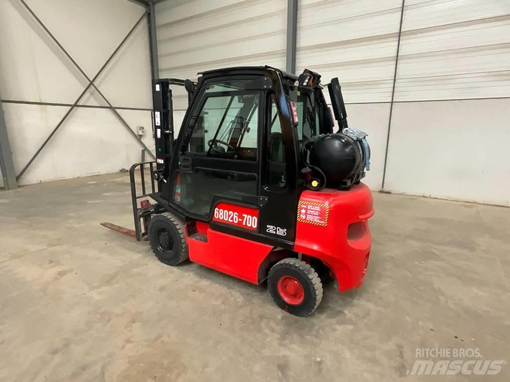 Nissan U1 D2 A 25 LQ Nestekaasutrukit