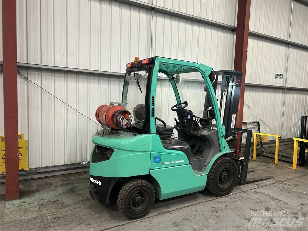 Mitsubishi FG25N Nestekaasutrukit