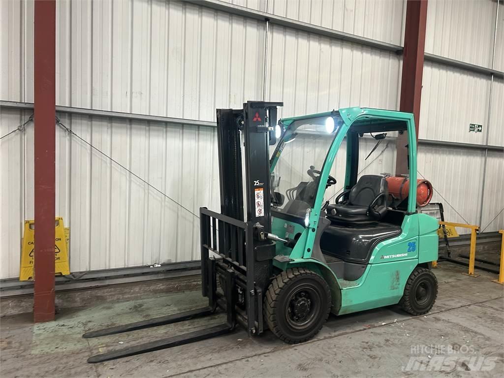Mitsubishi FG25N Nestekaasutrukit