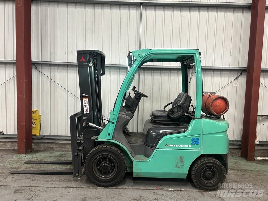 Mitsubishi FG25N Nestekaasutrukit