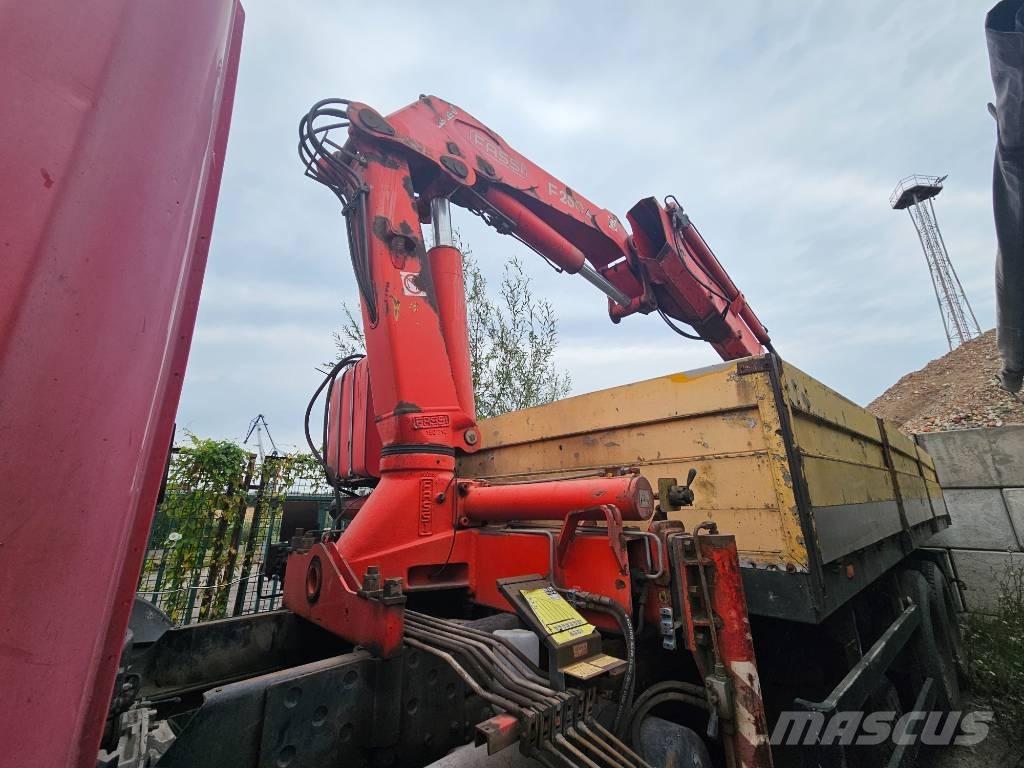 Scania P 94 FASSI Umpikorikuorma-autot