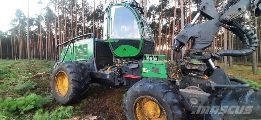 John Deere 1270 E Harvesterit