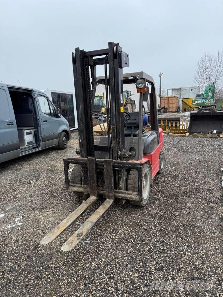 Manitou CG 30 P Nestekaasutrukit
