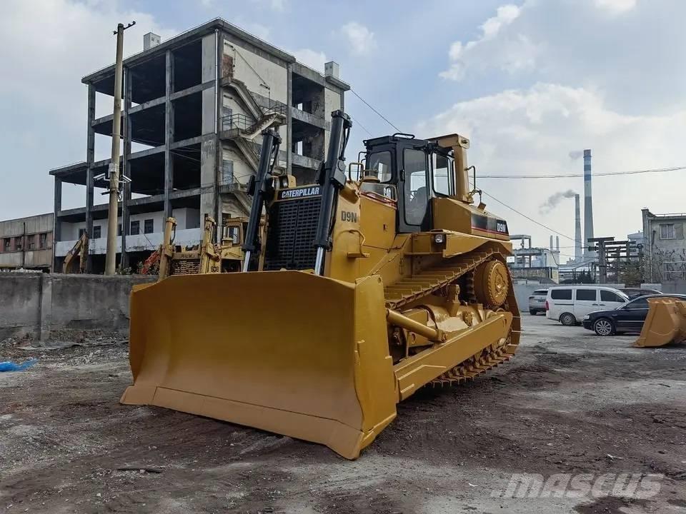 CAT D9N Telaketjupuskutraktorit