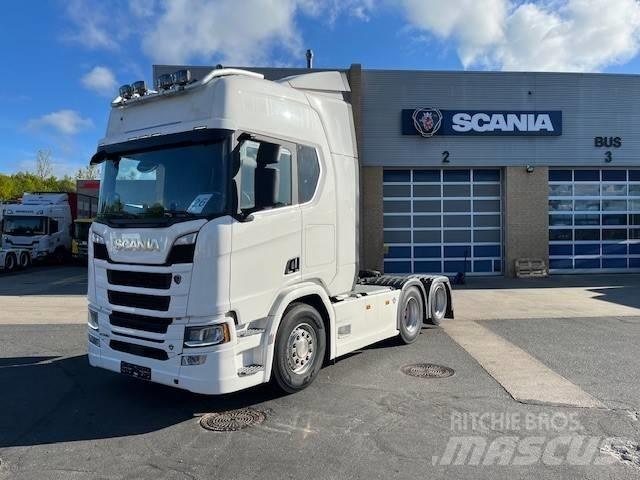 Scania R 590 Vetopöytäautot
