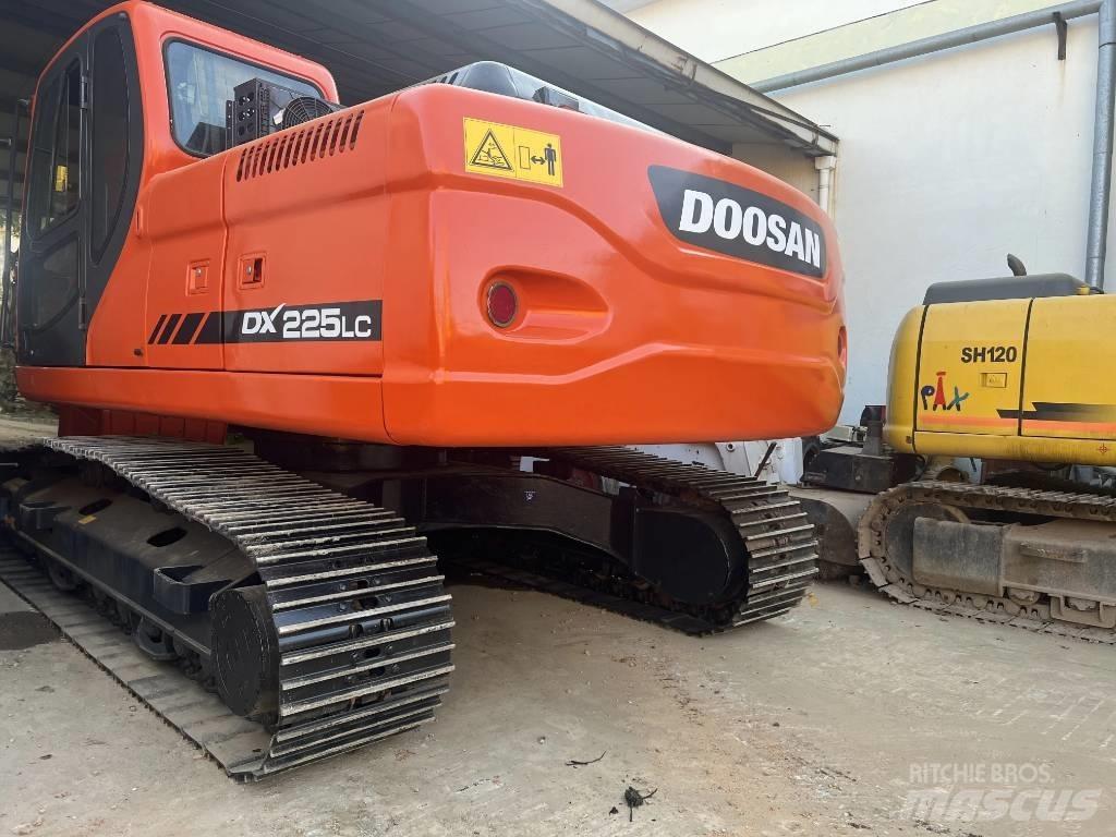 Doosan DX225LC Telakaivukoneet