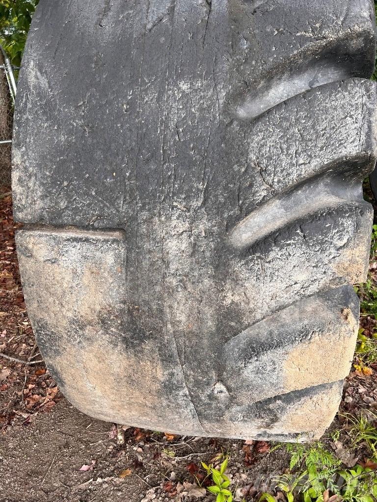  65/35X33 Firestone Renkaat ja vanteet