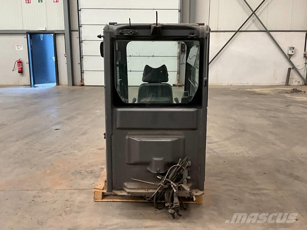 Hitachi ZX 210-3 Ohjaamo ja sisusta