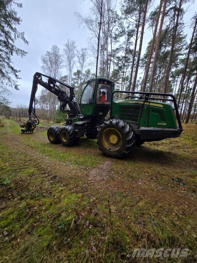 John Deere 1170 E Harvesterit
