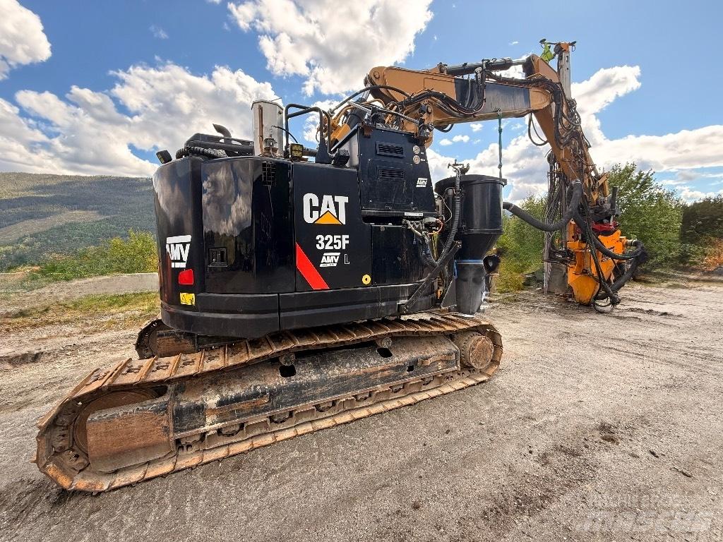 CAT 325 FL CR Erikoiskaivinkoneet