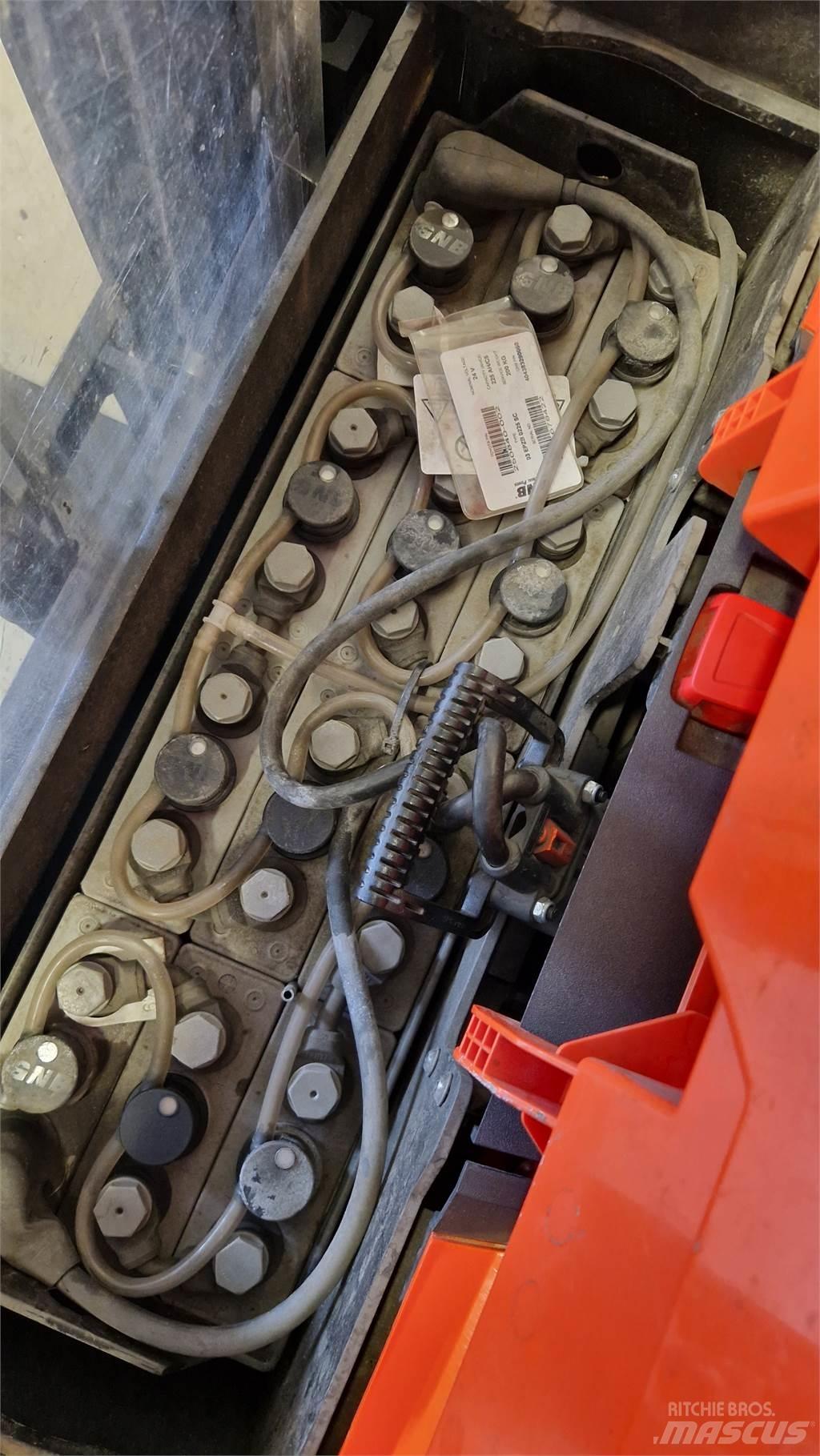 BT SWE200D Käyden ajettavat pinoamistrukit