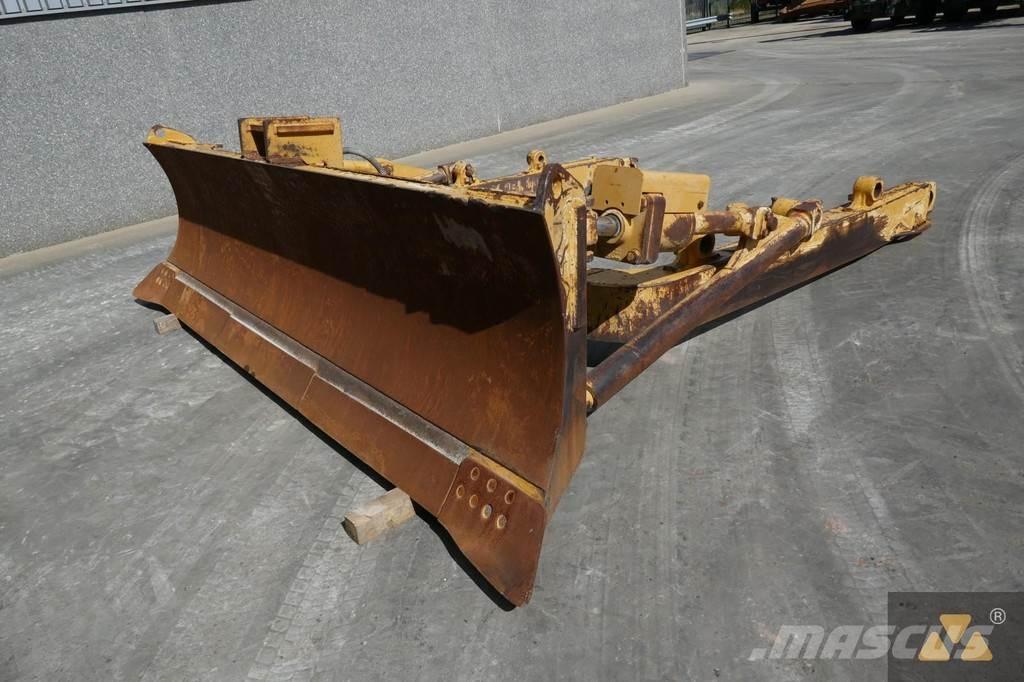 CAT D8T Blade Puskulevyt