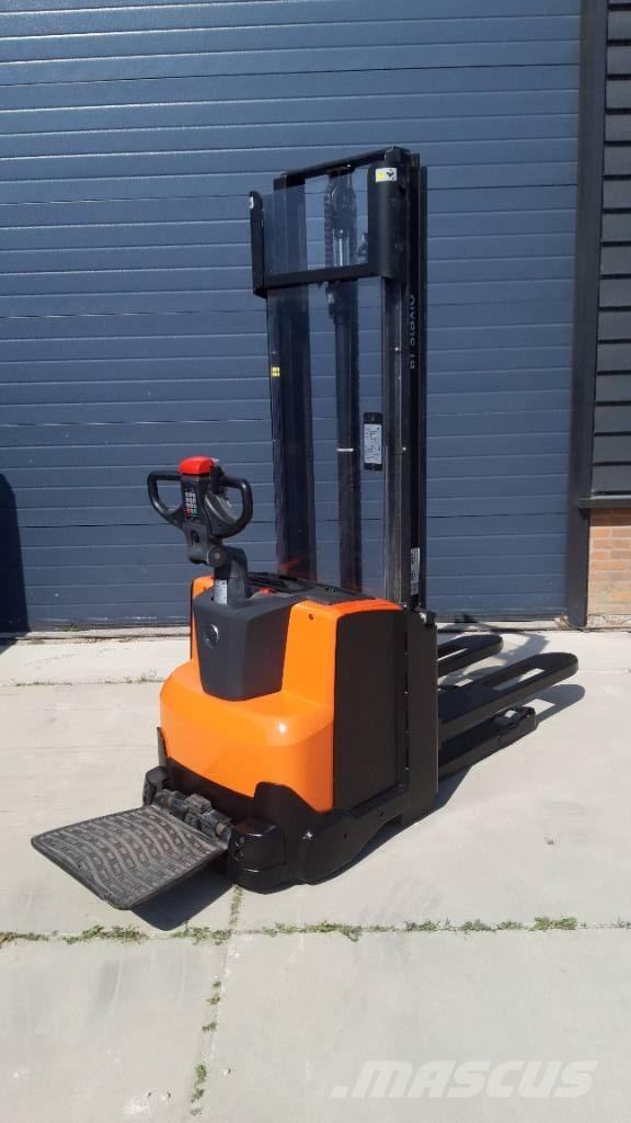 BT SWE 120 Ajettavat pinoamisvaunut