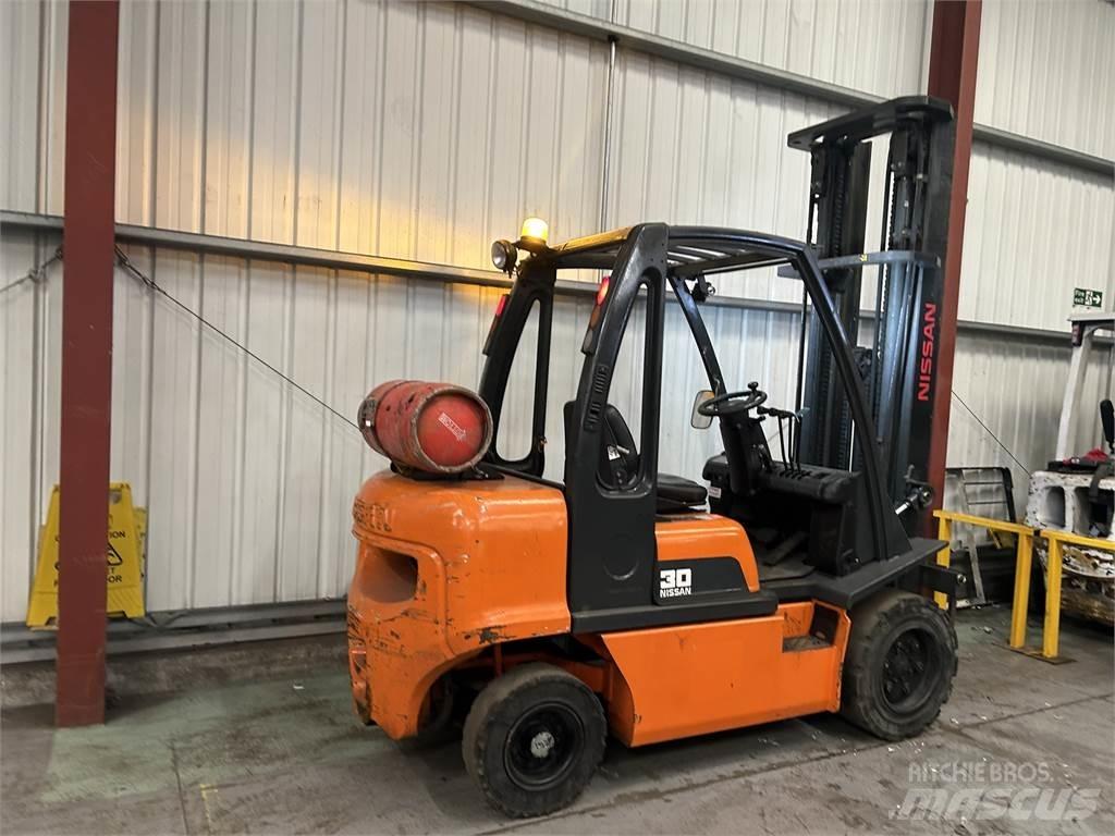 Nissan UGDO2A30PQ Nestekaasutrukit