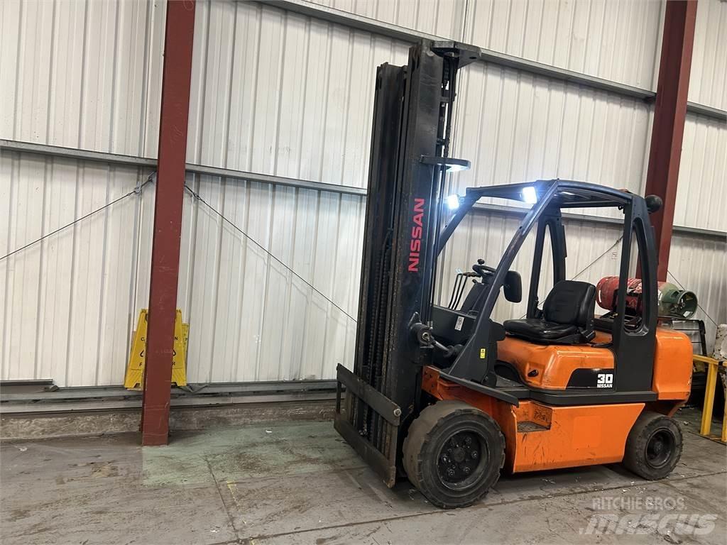 Nissan UGDO2A30PQ Nestekaasutrukit
