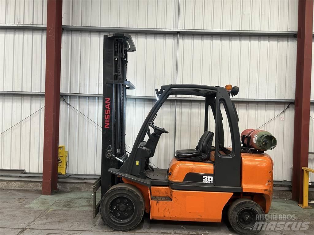 Nissan UGDO2A30PQ Nestekaasutrukit