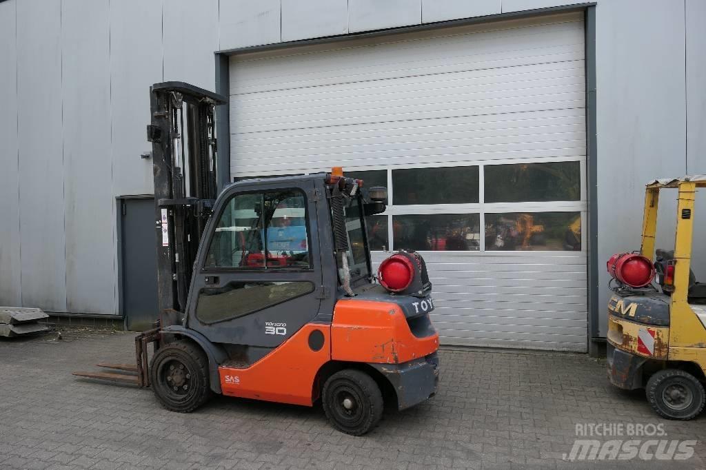 Toyota 02-8 FGF 30 Nestekaasutrukit