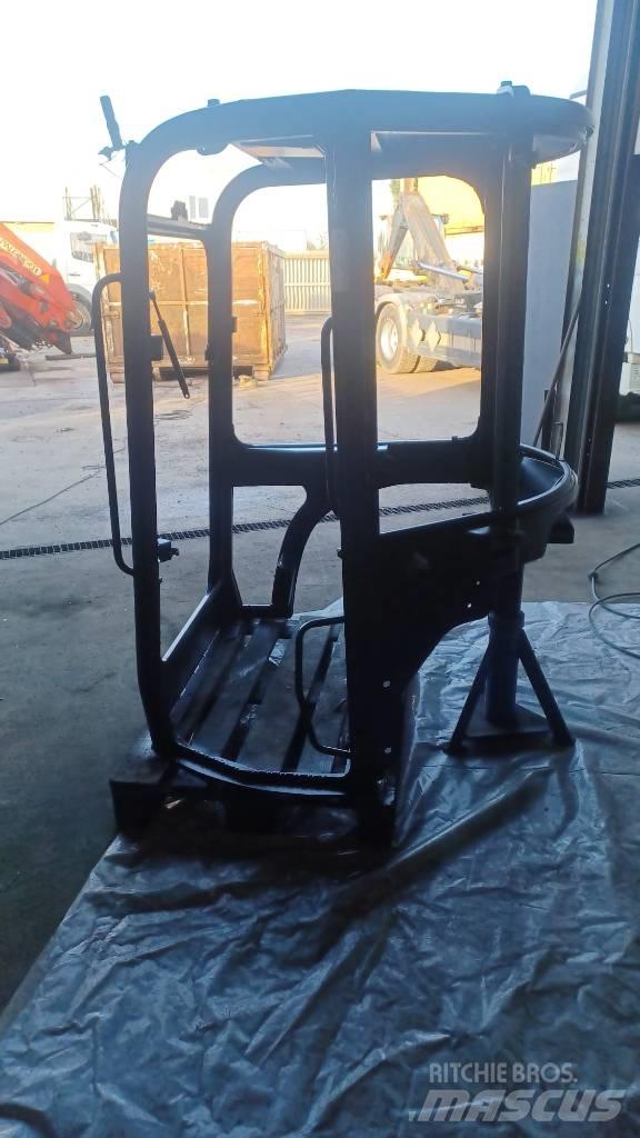 Yanmar Vio 45 Ohjaamo ja sisusta