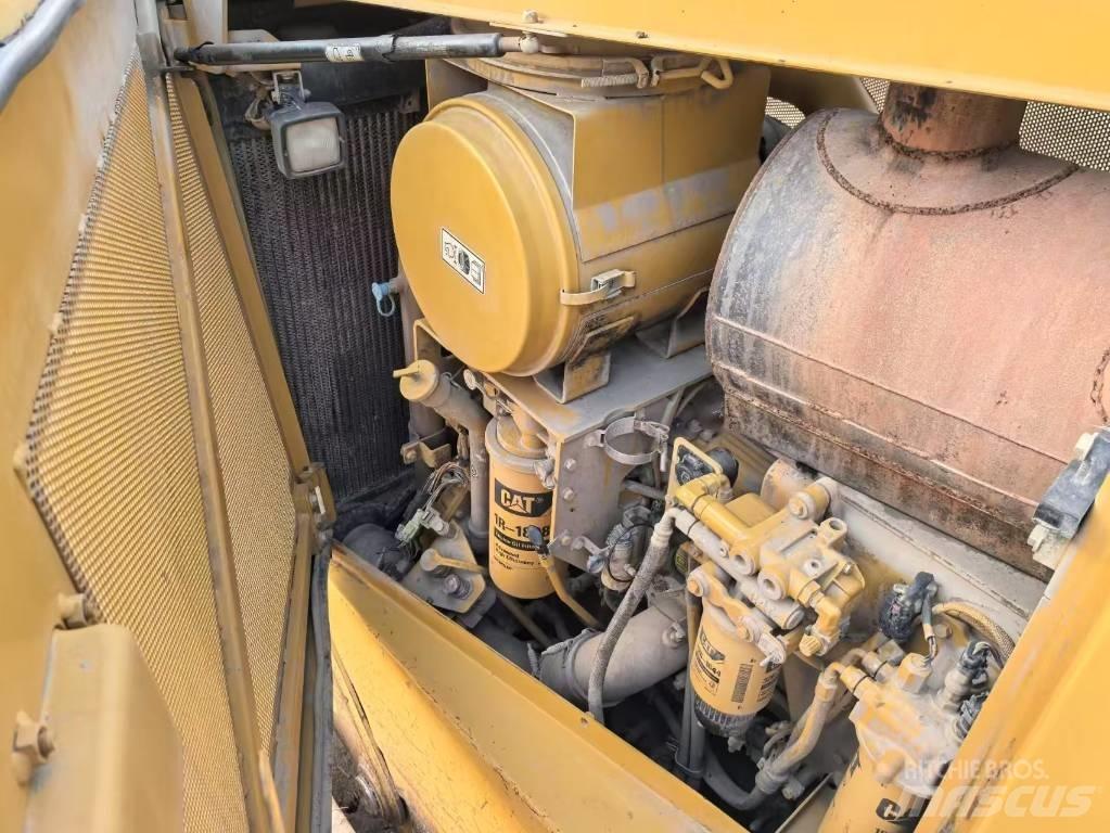 CAT D8T bulldozers Telaketjupuskutraktorit