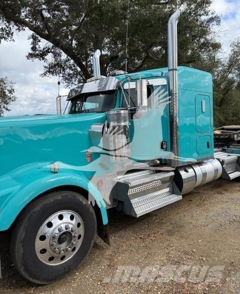 Kenworth W900L Vetopöytäautot