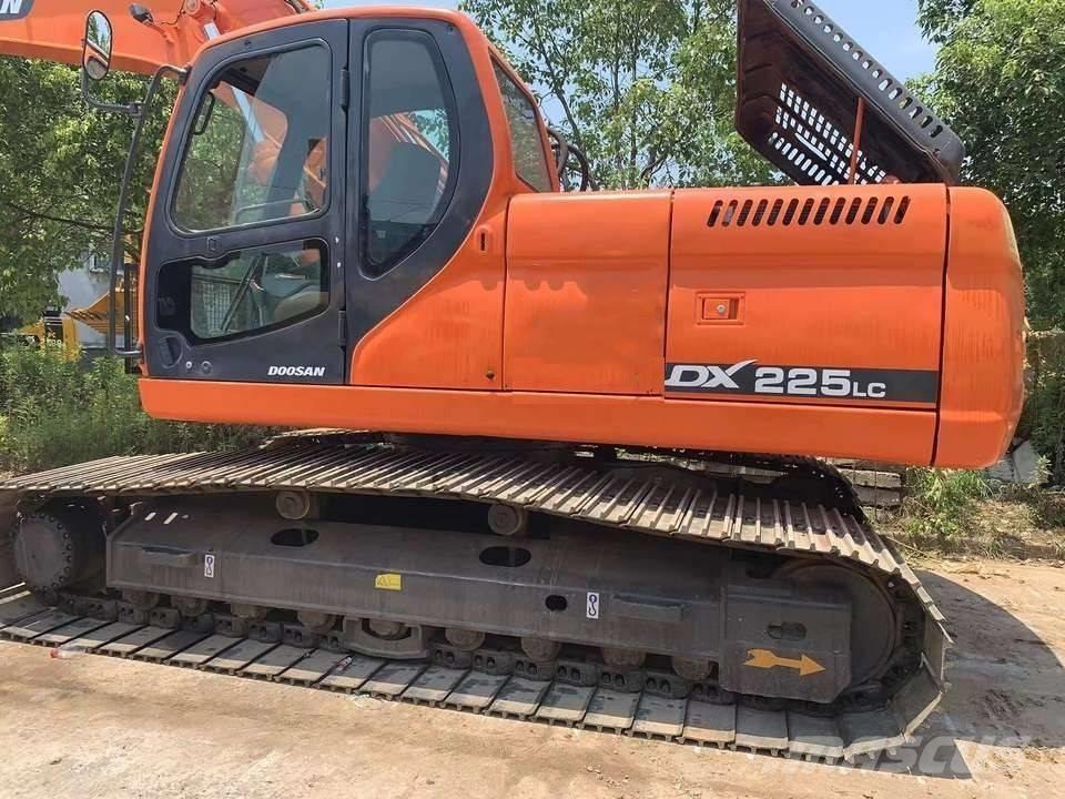 Doosan DX 225 Telakaivukoneet
