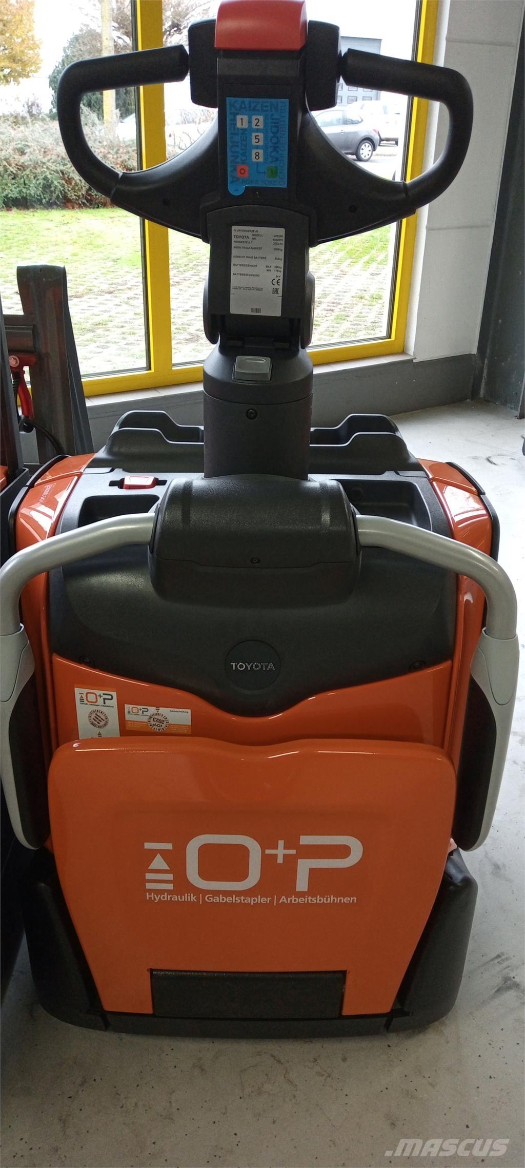 Toyota LPE200 Käyden ajettavat pinoamistrukit