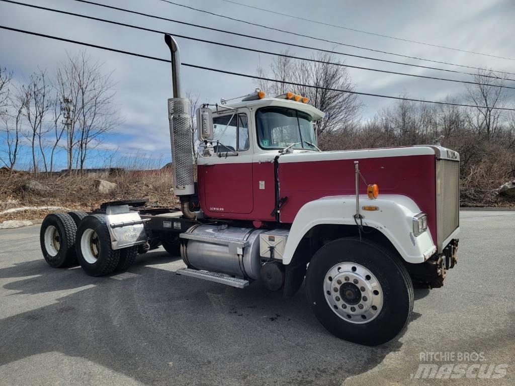 Mack RW613 Vetopöytäautot