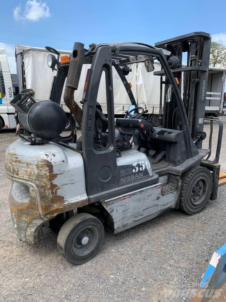 Nissan UG1D2A32LQ Nestekaasutrukit