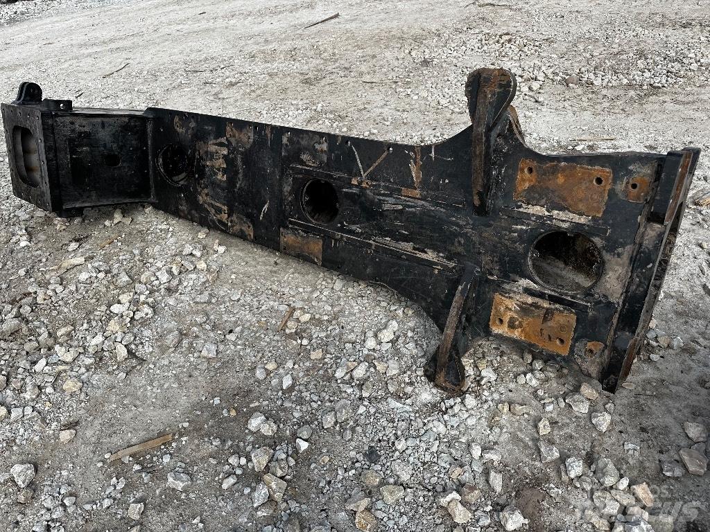 Komatsu 895 Alusta ja jousitus