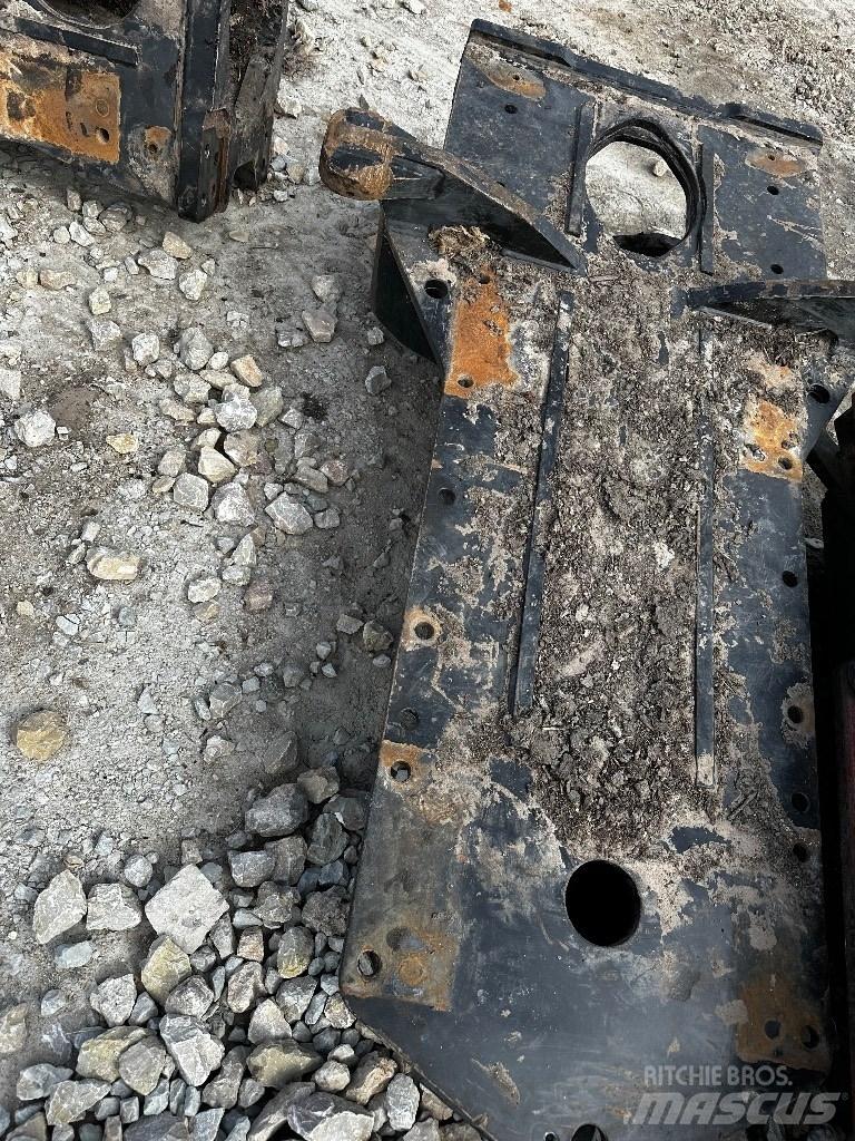 Komatsu 895 Alusta ja jousitus