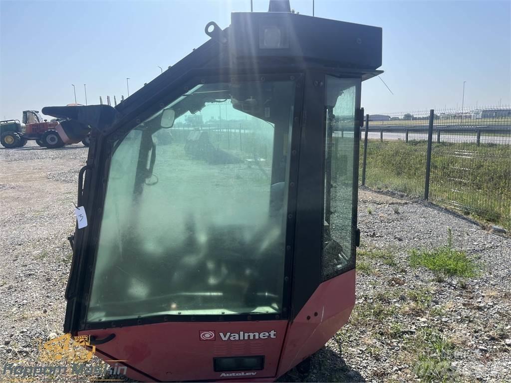 Valmet 911.1 Ohjaamo ja sisusta