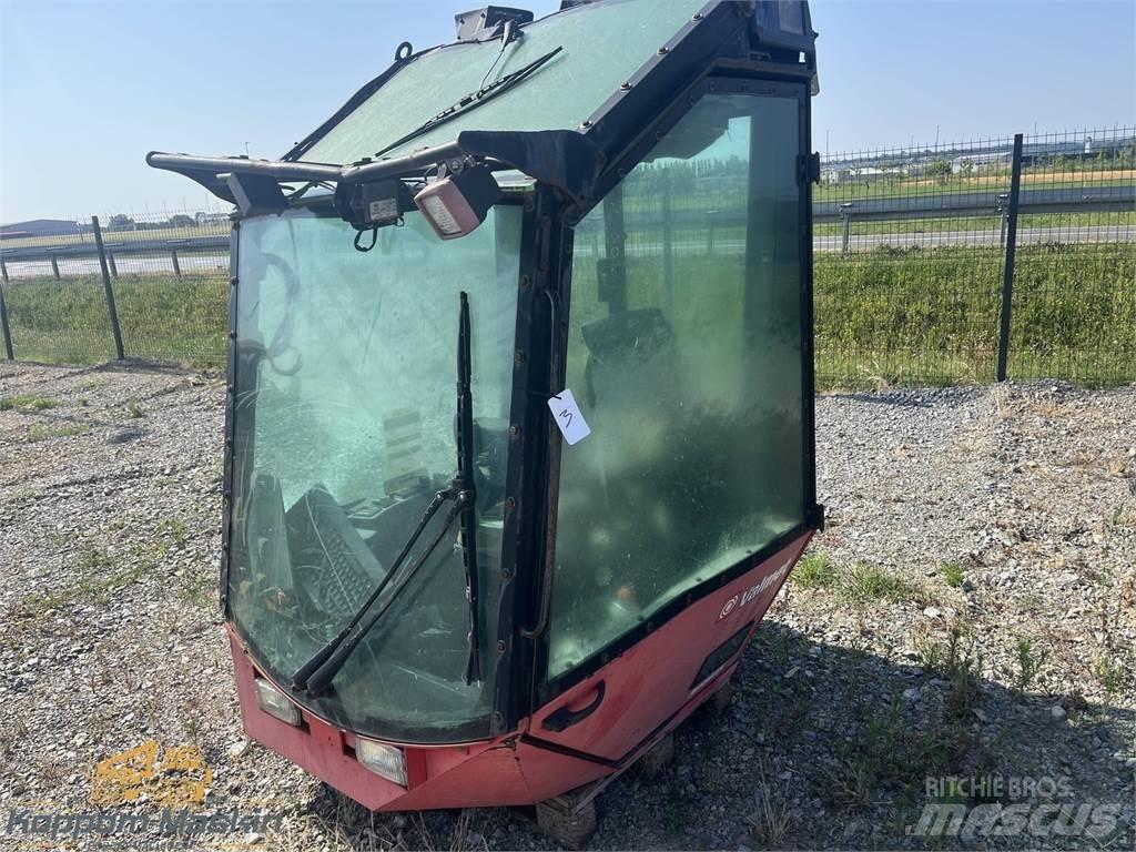 Valmet 911.1 Ohjaamo ja sisusta