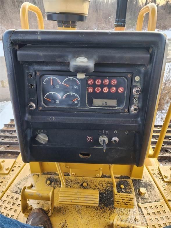 CAT D6M XL Telaketjupuskutraktorit