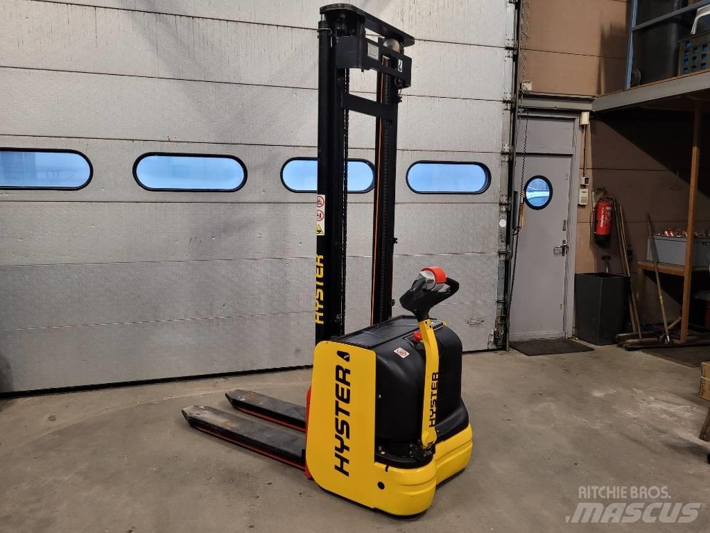 Hyster S 1.6 Käyden ajettavat pinoamistrukit