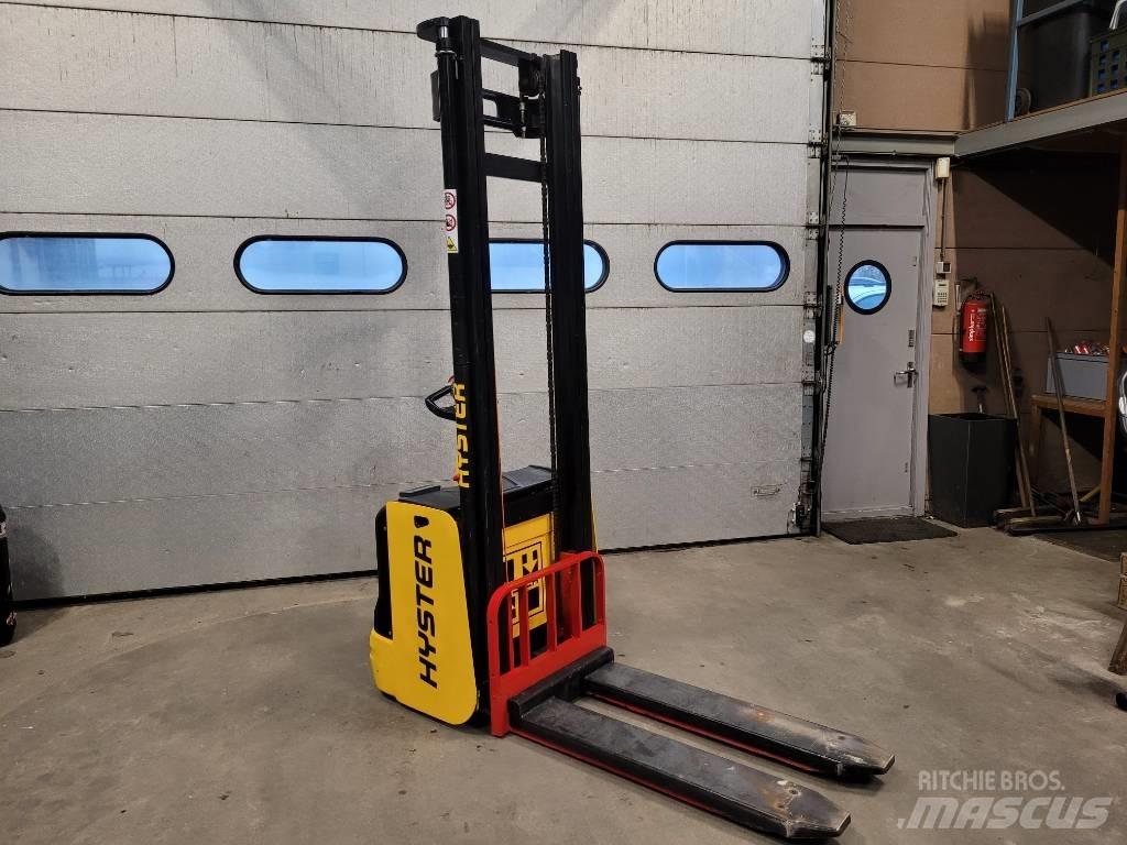 Hyster S 1.6 Käyden ajettavat pinoamistrukit