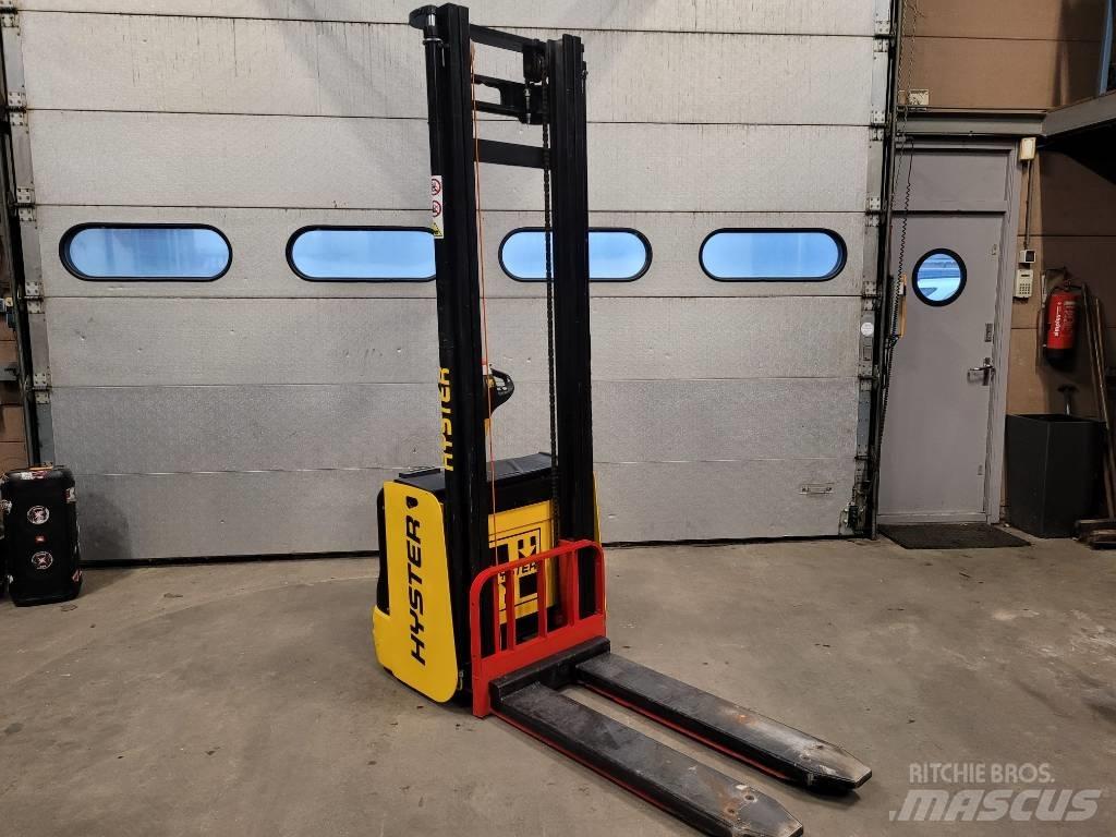 Hyster S 1.6 Käyden ajettavat pinoamistrukit