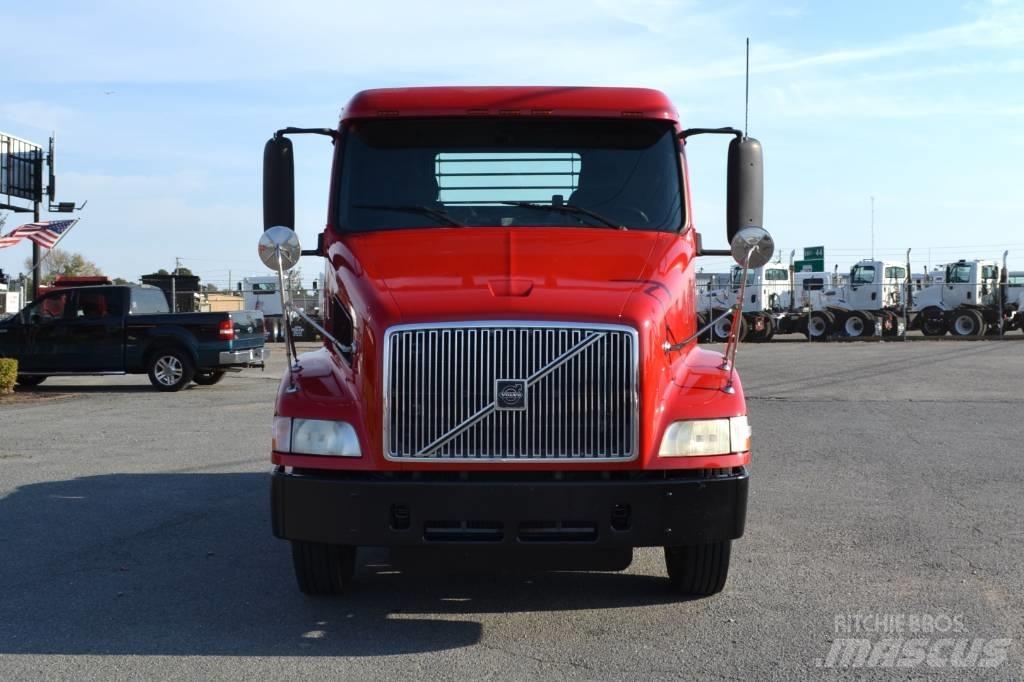 Volvo VNM 42 T200 Vetopöytäautot