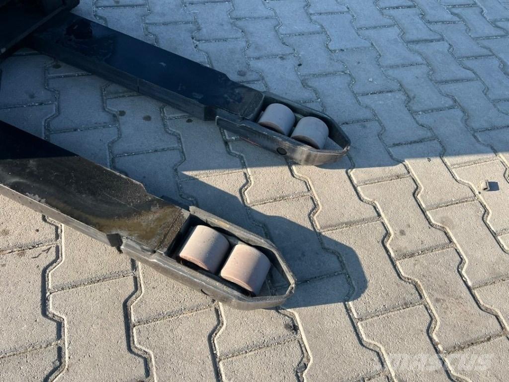 Toyota SPE 140 Käyden ajettavat pinoamistrukit