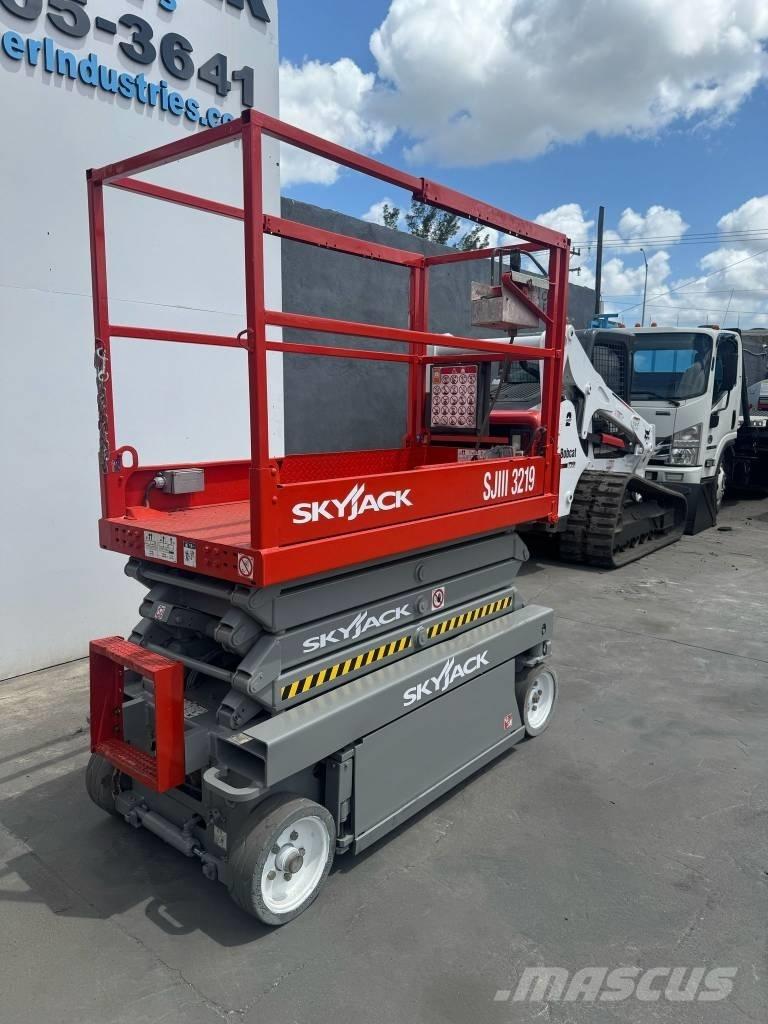 SkyJack SJ III 3219 Saksilavat