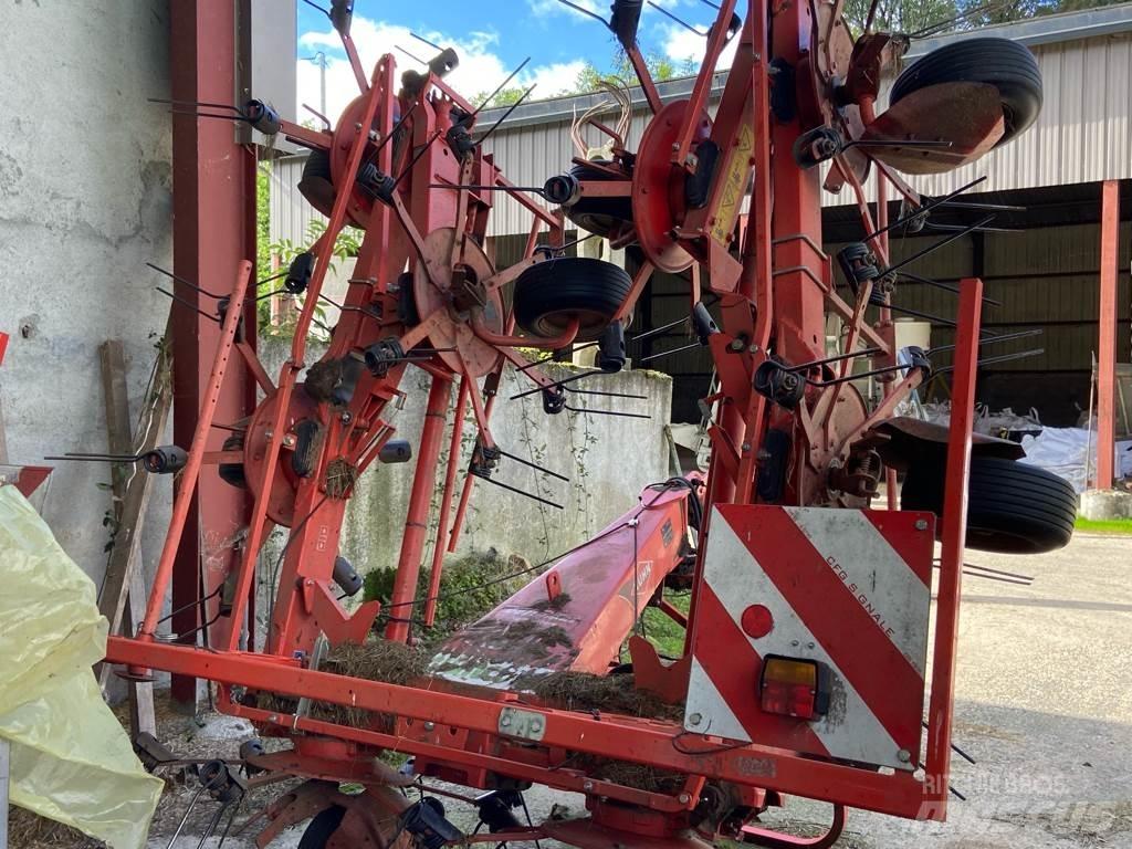 Kuhn GF8702 Pöyhimet ja haravat